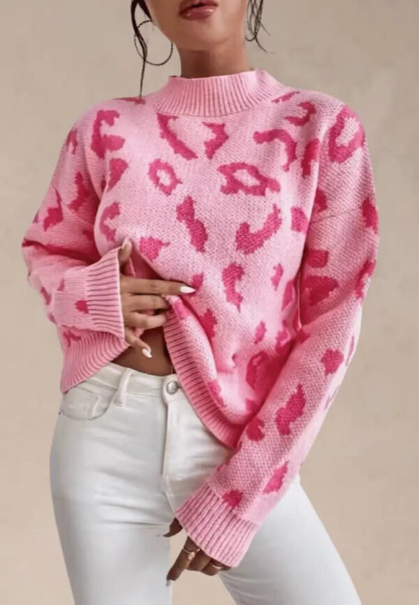 Damski różowy sweter w panterkę z półgolfem