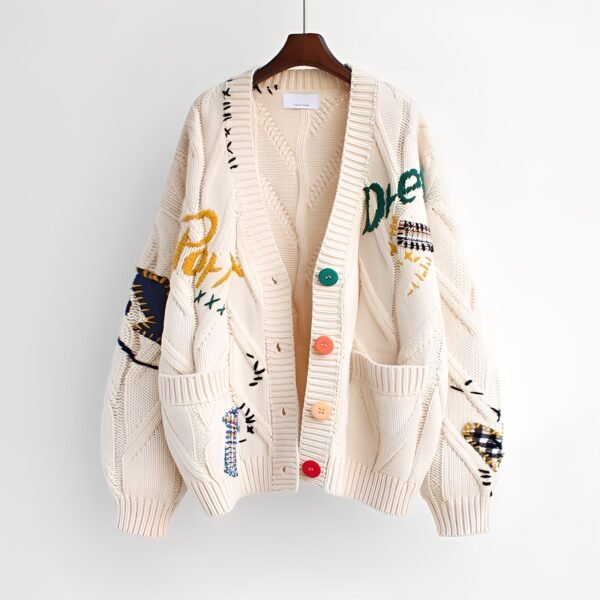 Lekki haftowany sweter damski z patchworkowym wzorem