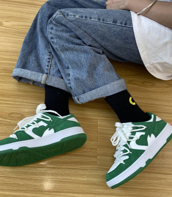 Sznurowane sneakersy damskie o niskim kroju z kontrastowym wykończeniem
