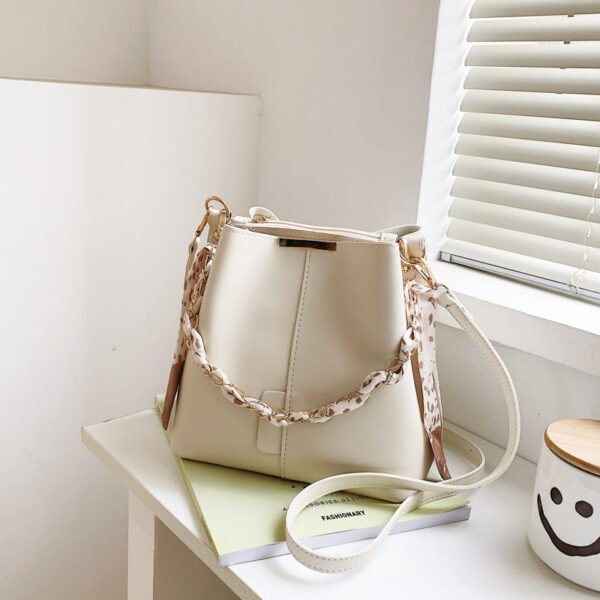 Damska letnia torebka crossbody z łańcuszkiem