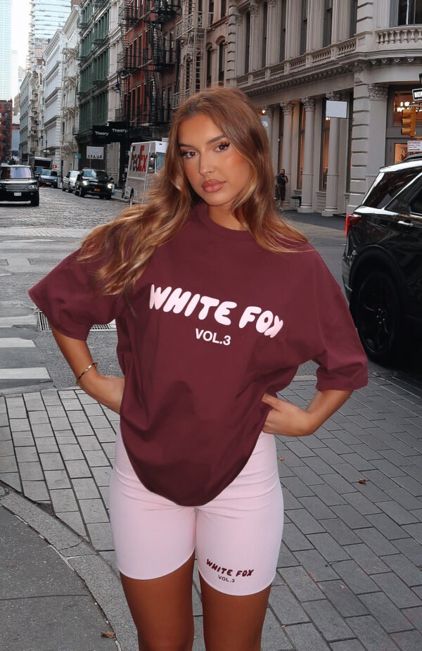 Czerwony damski T-shirt oversize z welurowym efektem