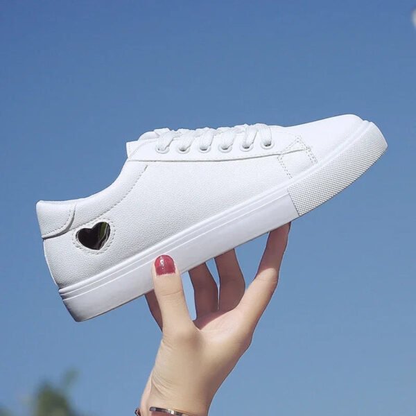 Damskie białe sneakersy z czerwonym sercem