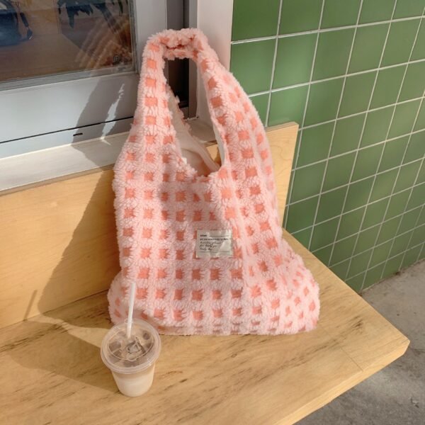 Duża damska torba shopper w kratę z miękkiej tkaniny teddy
