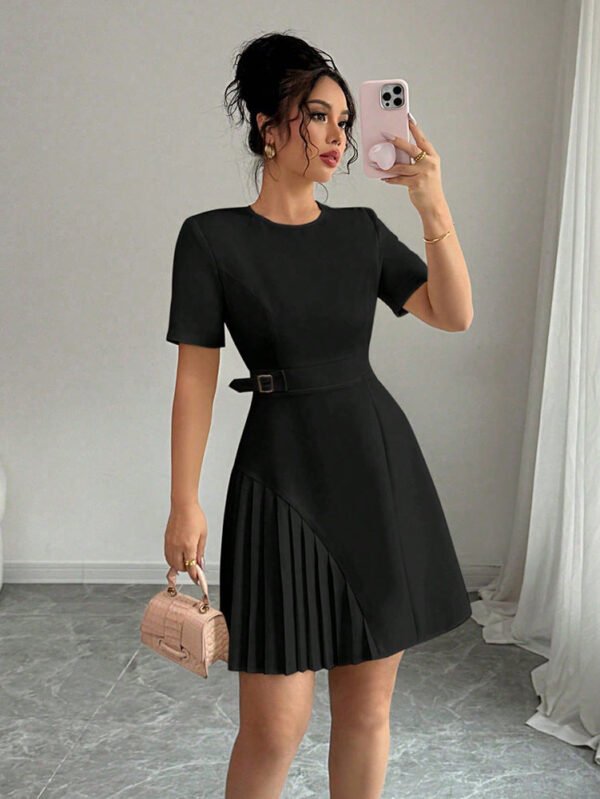 Elegancka sukienka mini z plisowanym dołem i paskiem